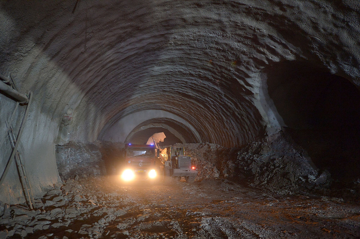 2019年6月27日,四川省成都市新机场高速龙泉山隧道,施工车辆正在隧道
