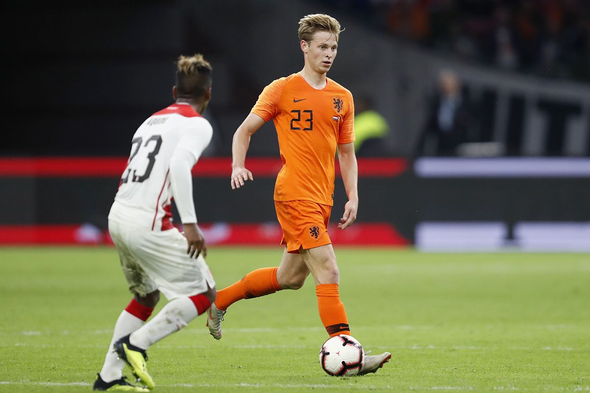 (l-<strong>r</strong>) pedro aquino of peru, frenkie de jong of holland during