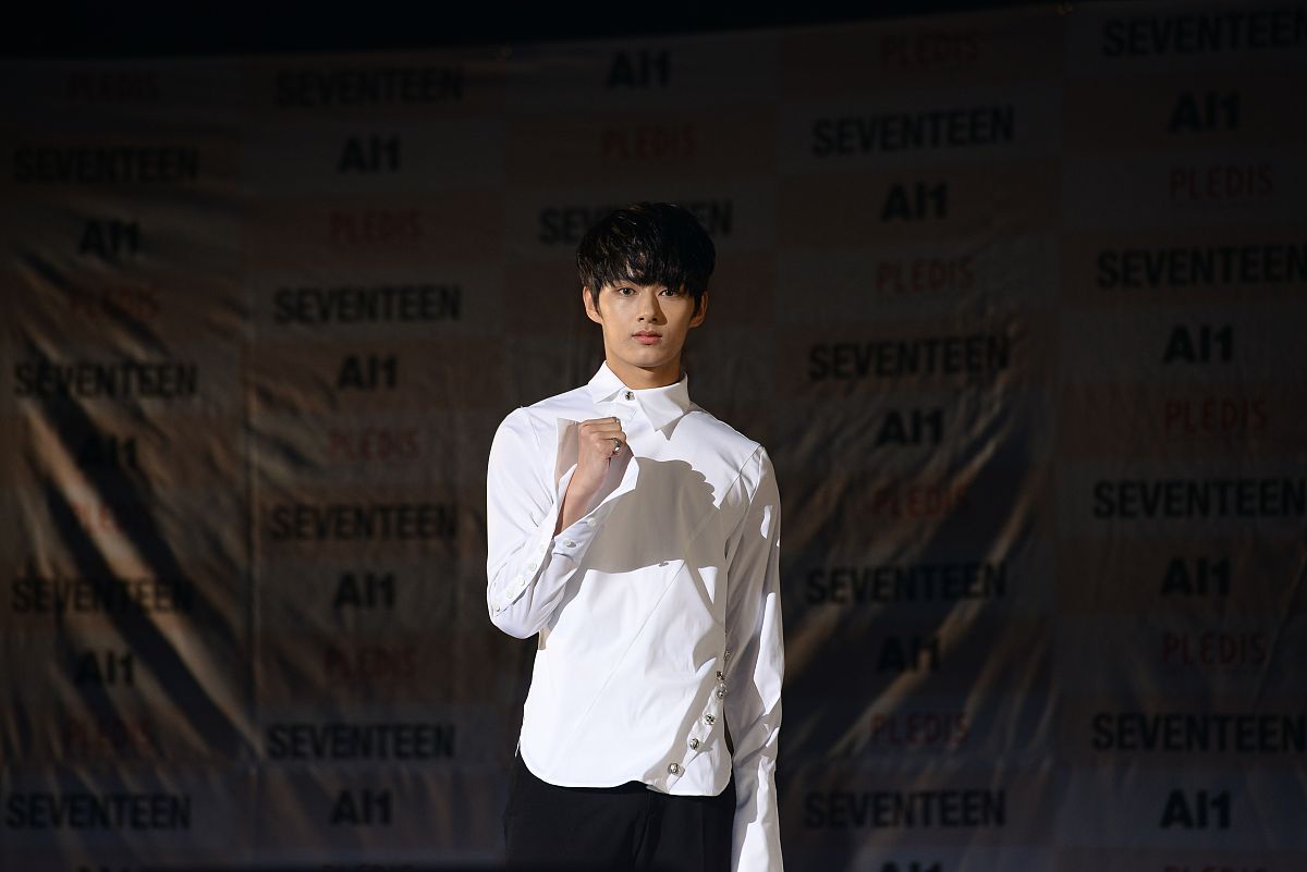 男团seventeen在举行了新专辑《al1》showcase.在当天showcase最后,se