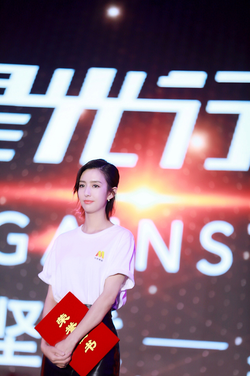 21届上海电影节:杨幂佟丽娅单白t依旧女神 亲密热聊放电
