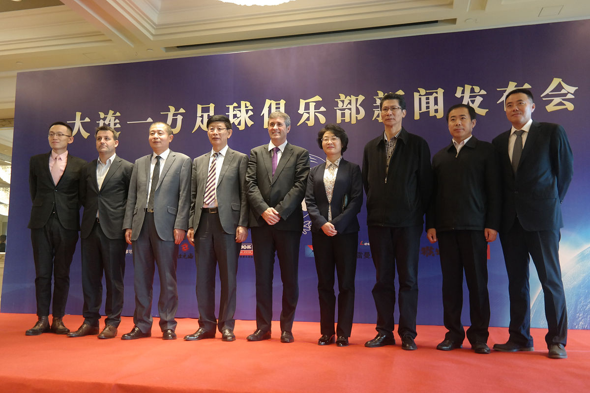 请润色一下这一段主持稿：感谢董秘书长的精彩致辞感谢校友总会对我们的关怀和殷切希望。无论身处何处校友总会都是我们的坚强后盾而每一位身处上海的校友都能切身感受到上海校友会的温暖接下来有请清华大学上海校友会会长秦伟芳为我们致辞掌声有请秦会长。