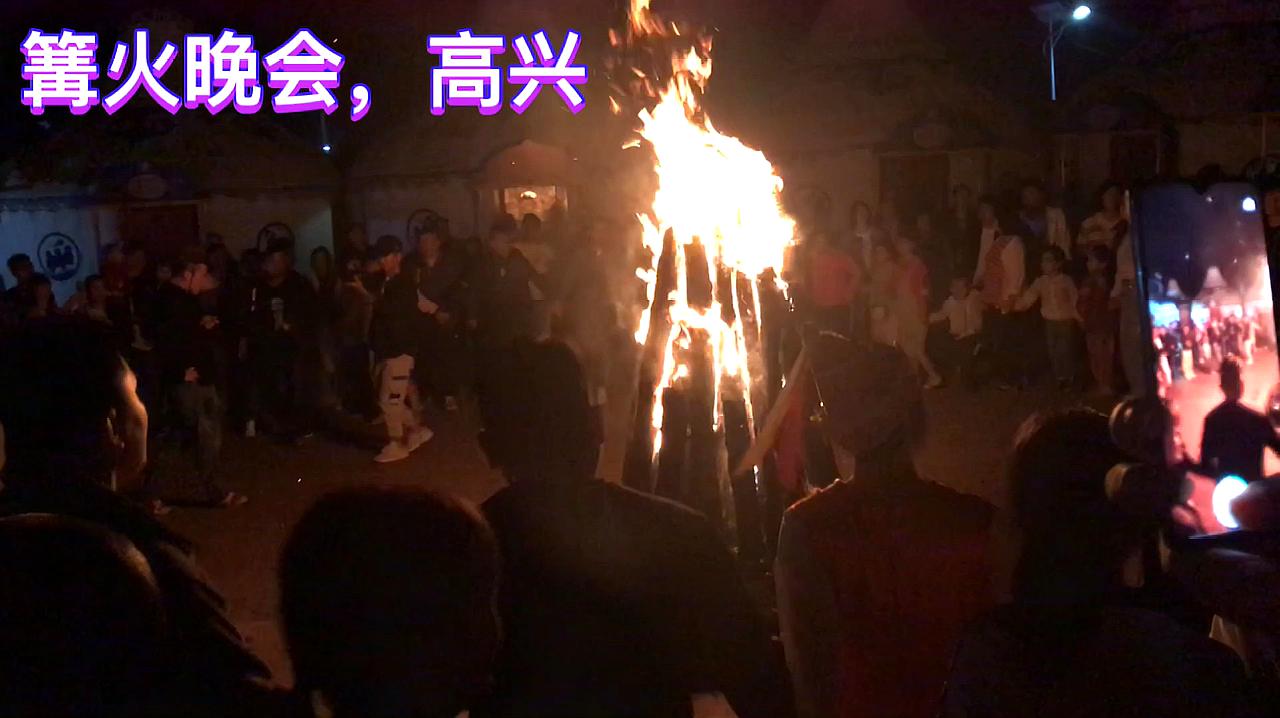 [图]篝火晚会,神奇的变脸表演,网红木森和粉丝相聚一起不亦乐乎