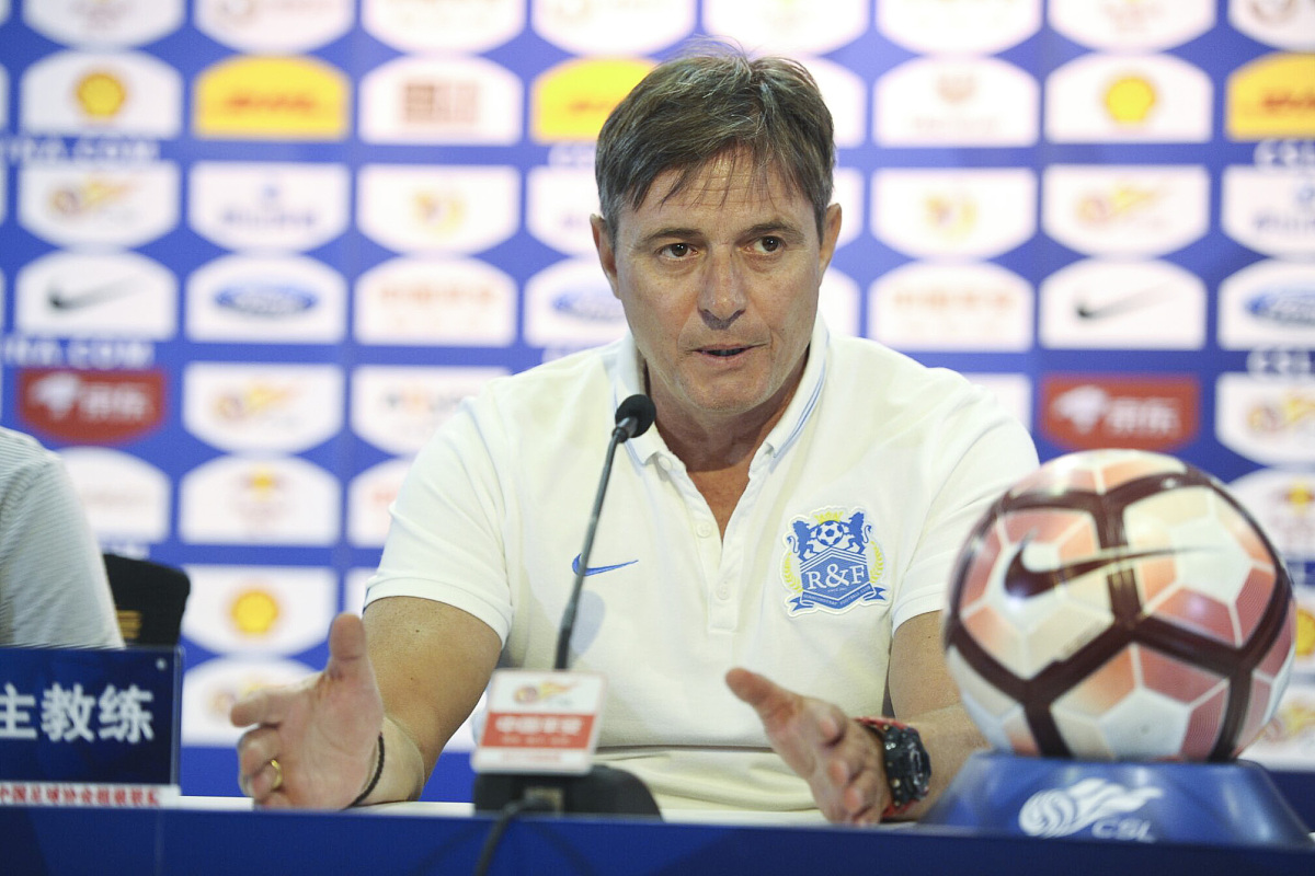 三、15+25课堂模式低年级学生的注意力具有分散性、不稳定性、不可持续性并且作为教学主课数学是一门较为枯燥的课程是一门需要理解的课程如果学生在课堂的专注度和理解能力无法跟随数学教师的步伐就很容易变得一知半解到最后可能就会变得难以理解进而形成恶性循环。尤其是玩心重、自制力差的小学低年级学生他们可能会因此逐渐丧失学习数学的兴趣。因此可以将课堂分配为15+25的模式老师讲解15分钟学生训练25分钟在小学