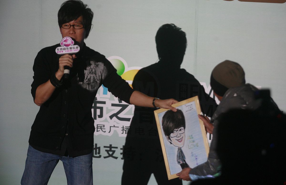 2009年11月16日,济南,"品冠——爱情大富翁"全国巡回歌友会济南站演出