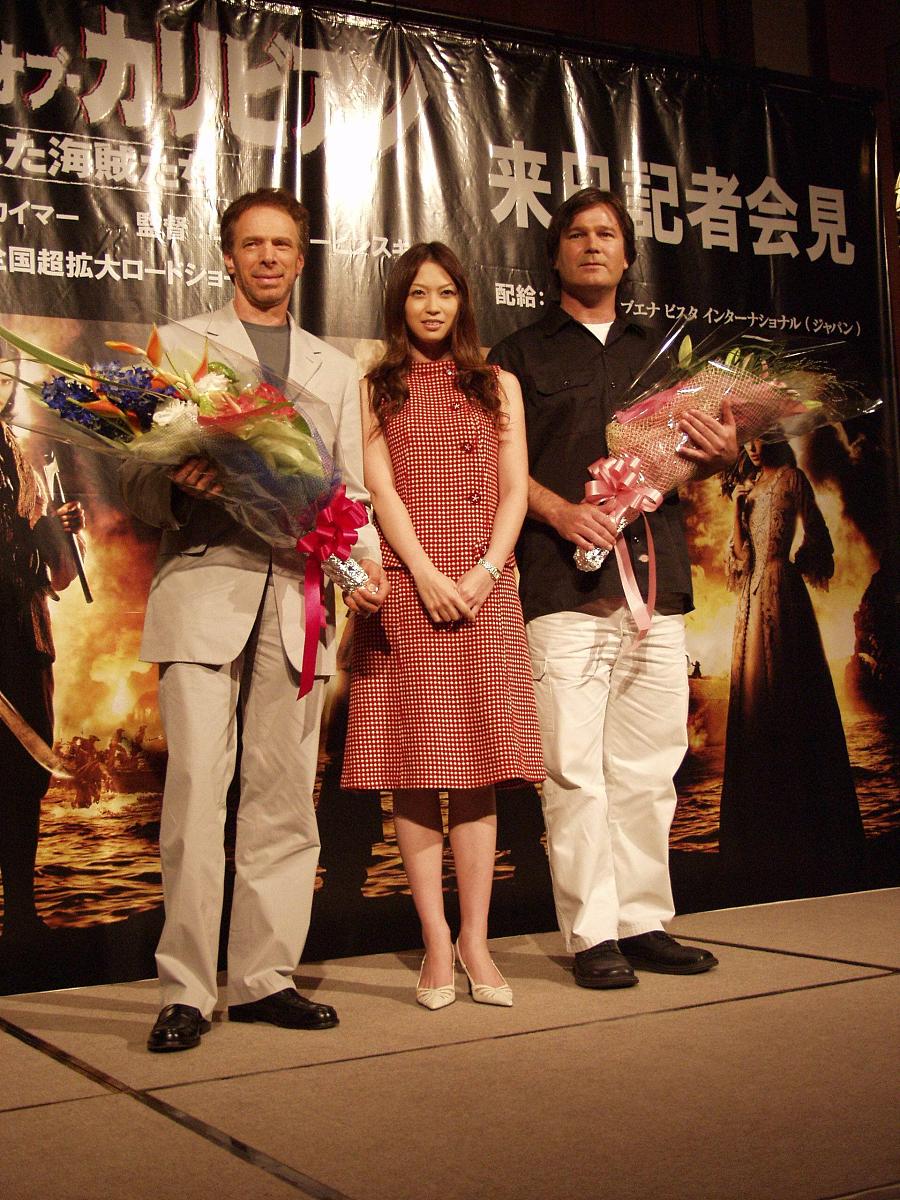日本女星边见绘实理与制片(左)和导演合影.+++_+++边见绘实理,戈尔-维