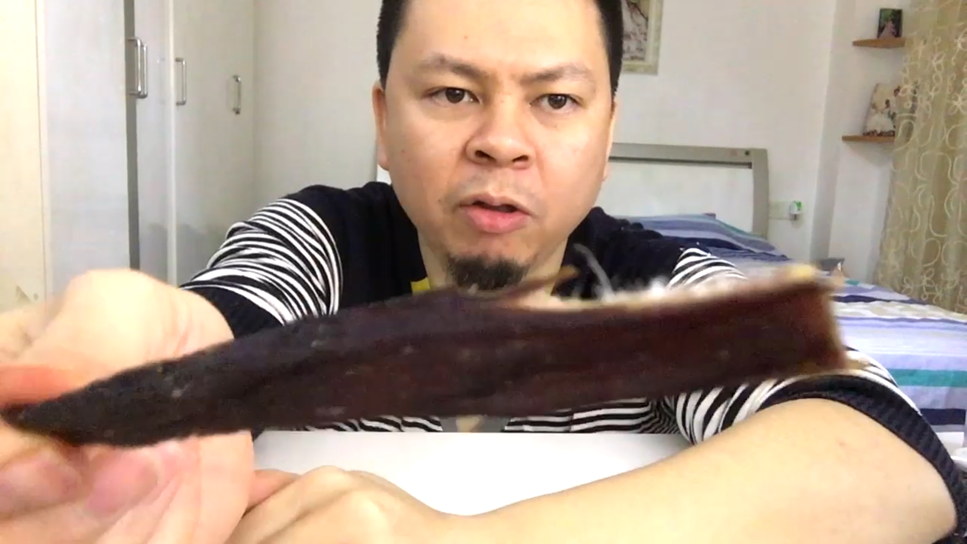试吃内蒙古特产“风干牛肉干”,没吃过这么干的牛肉,太有嚼劲了
