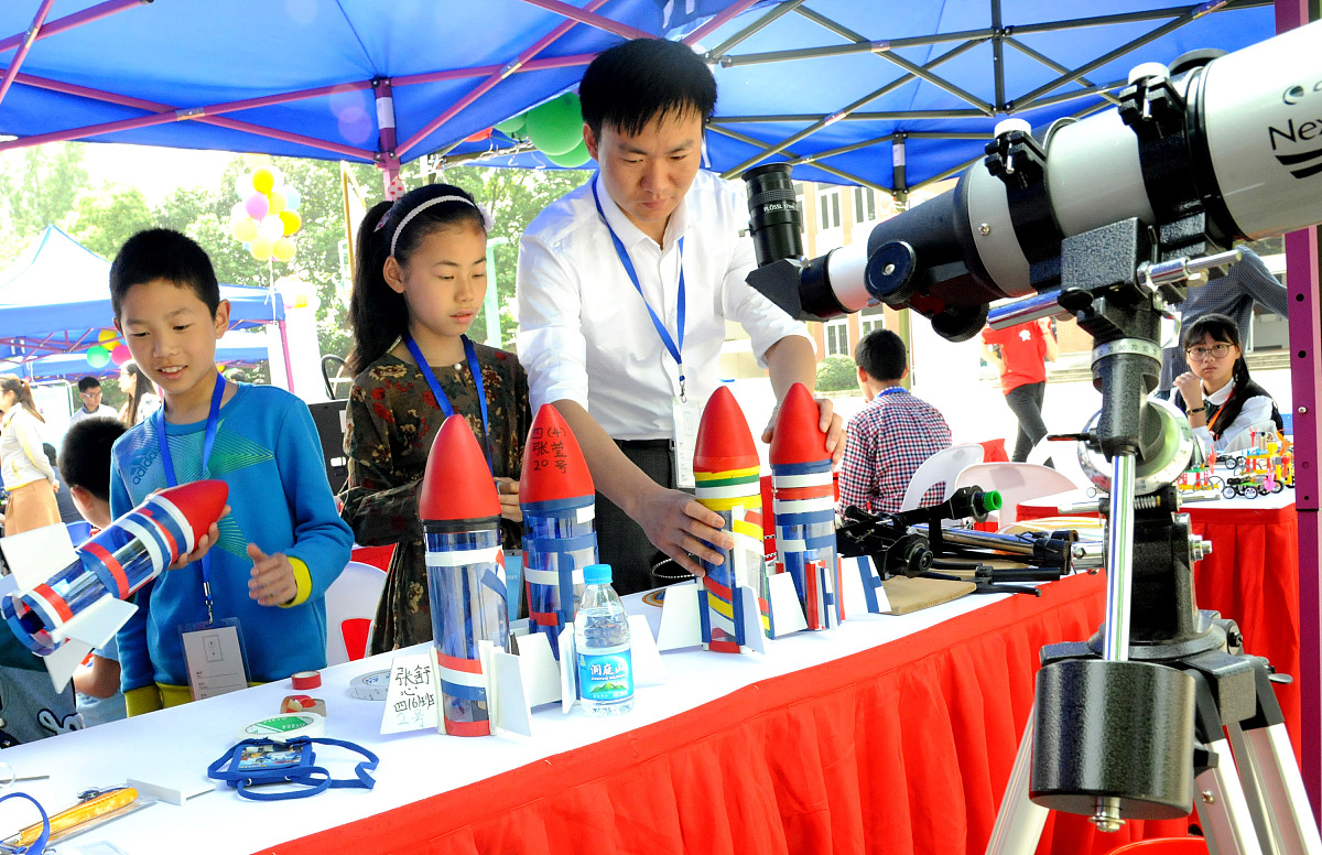 小学生创意无限！水火箭制作实践活动点燃科学梦想