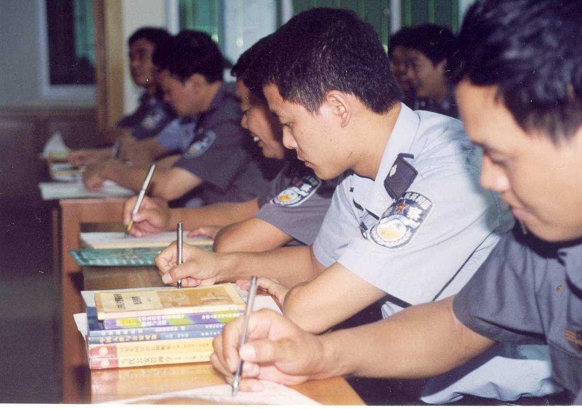 将下面这段文字降重并字数加倍：3、案件信息查询模块。为办案民警提供已立案正在办理和已结案案件数据的查询功能要求系统为用户提供的足够多的查询条件办案民警能够使用这些条件进行单条件或多条件组合查询同时对于某些关键的字段还应该能够满足模糊查询的需求。基层公安机关领导可以对本单位民警办理的所有行政案件进行查询实时了解民警处置进度和案件办理结果。