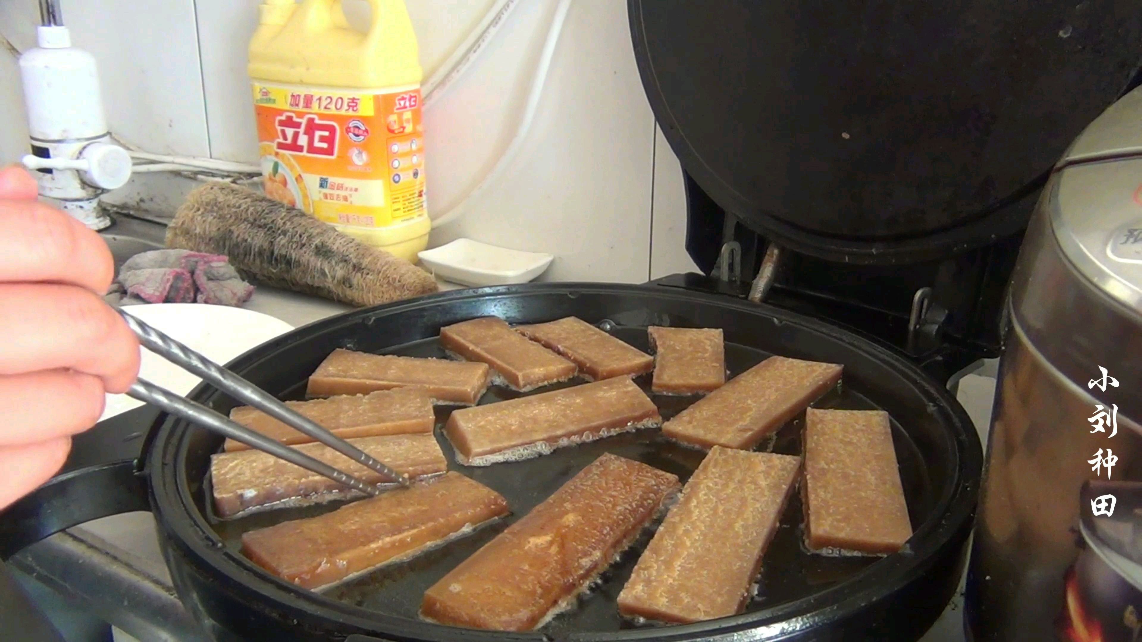 农村媳妇儿煎广西带回来的红糖年糕,味道好吃极了