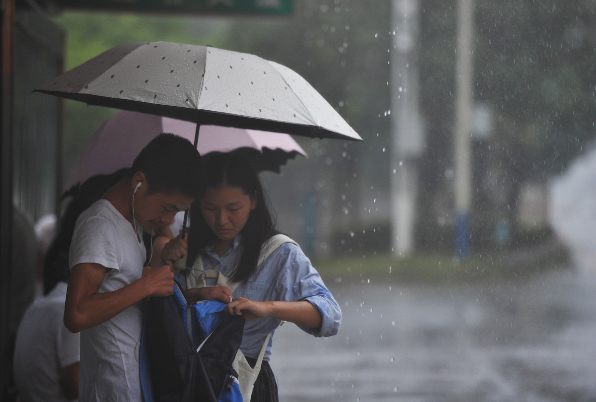 根据雨天 父子 街道 吵架 写一篇议论文 字数在200字左右