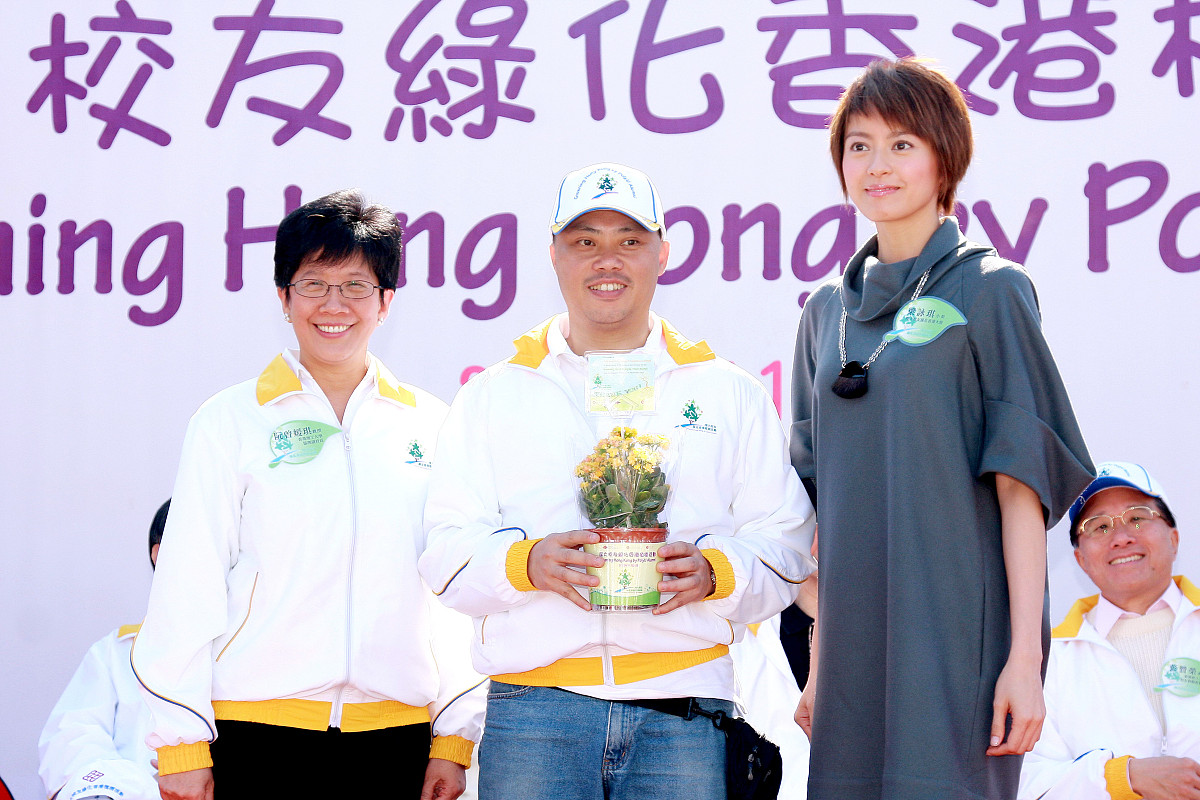 2008年11月30日讯,香港,超过一千名香港大学的校友合力栽种五千?t花苗