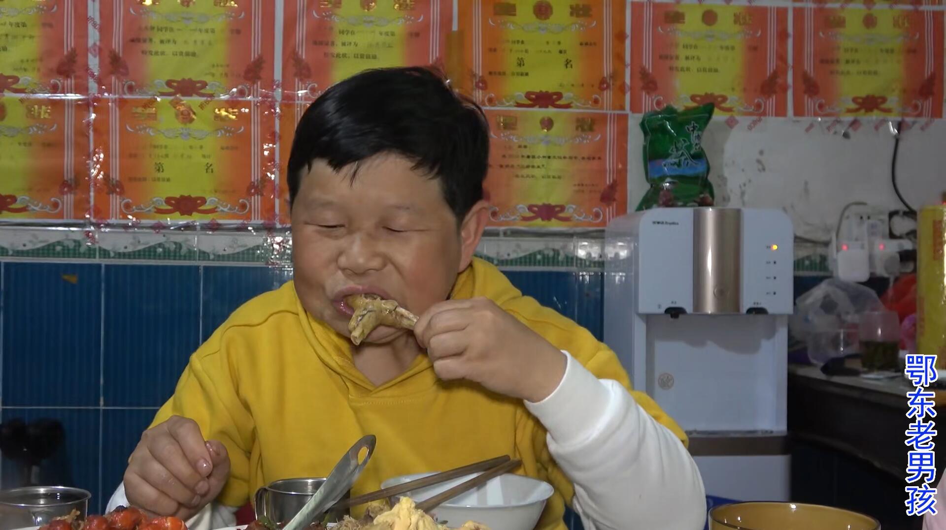 老男孩:冰箱里有只鸡太占地方,拿出来炖板栗,配上老米酒美味