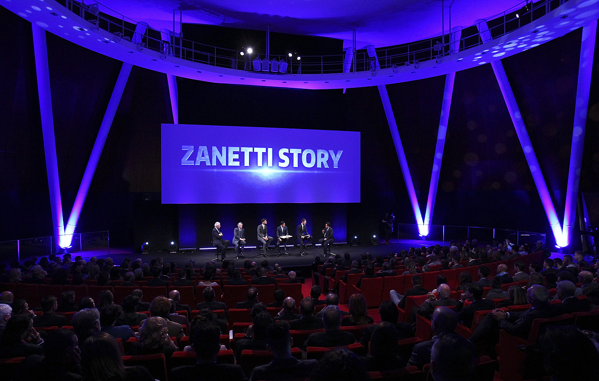 2015年02月27日,意大利米兰,萨内蒂自传《永远的小将》举行首映礼,巴