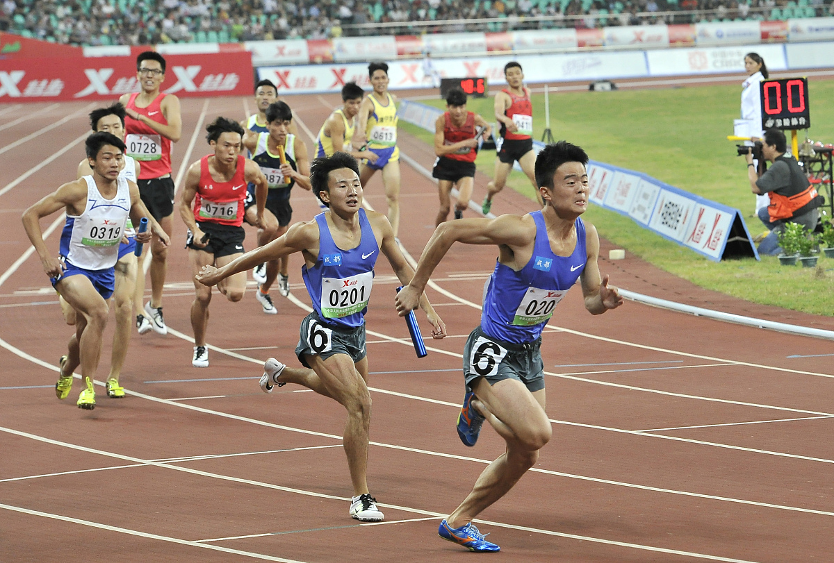 刚才说的小明跑步比赛是有可能获得并列第一的