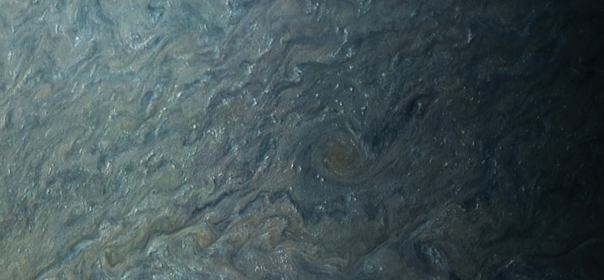 最新照片显示:木星大小红斑近距离相遇