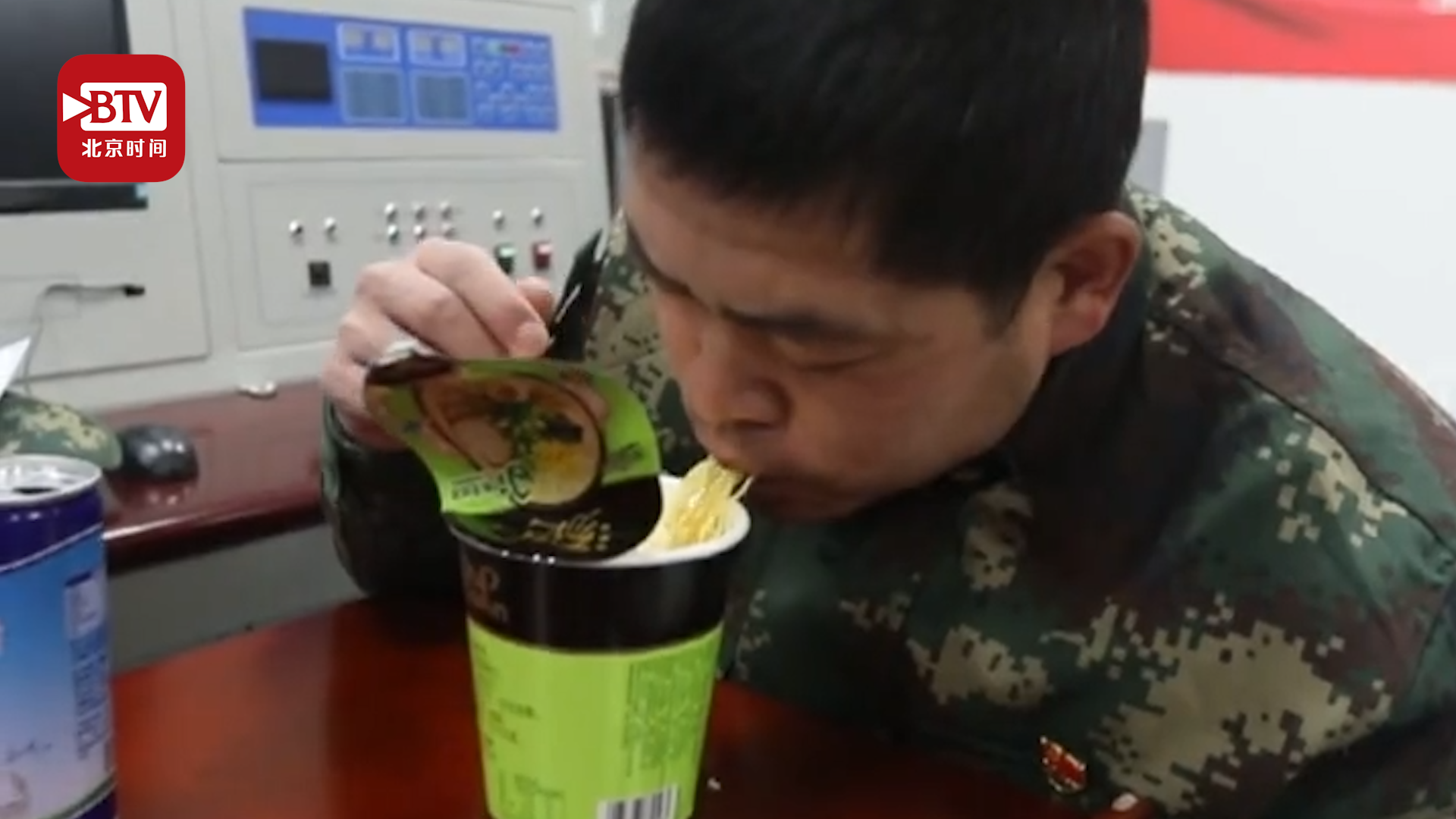 【抗疫一线版深夜食堂 医护人员连续工作七八个小时后吃嘛嘛香】饿死啦!伴随着一声饥饿的呐喊,