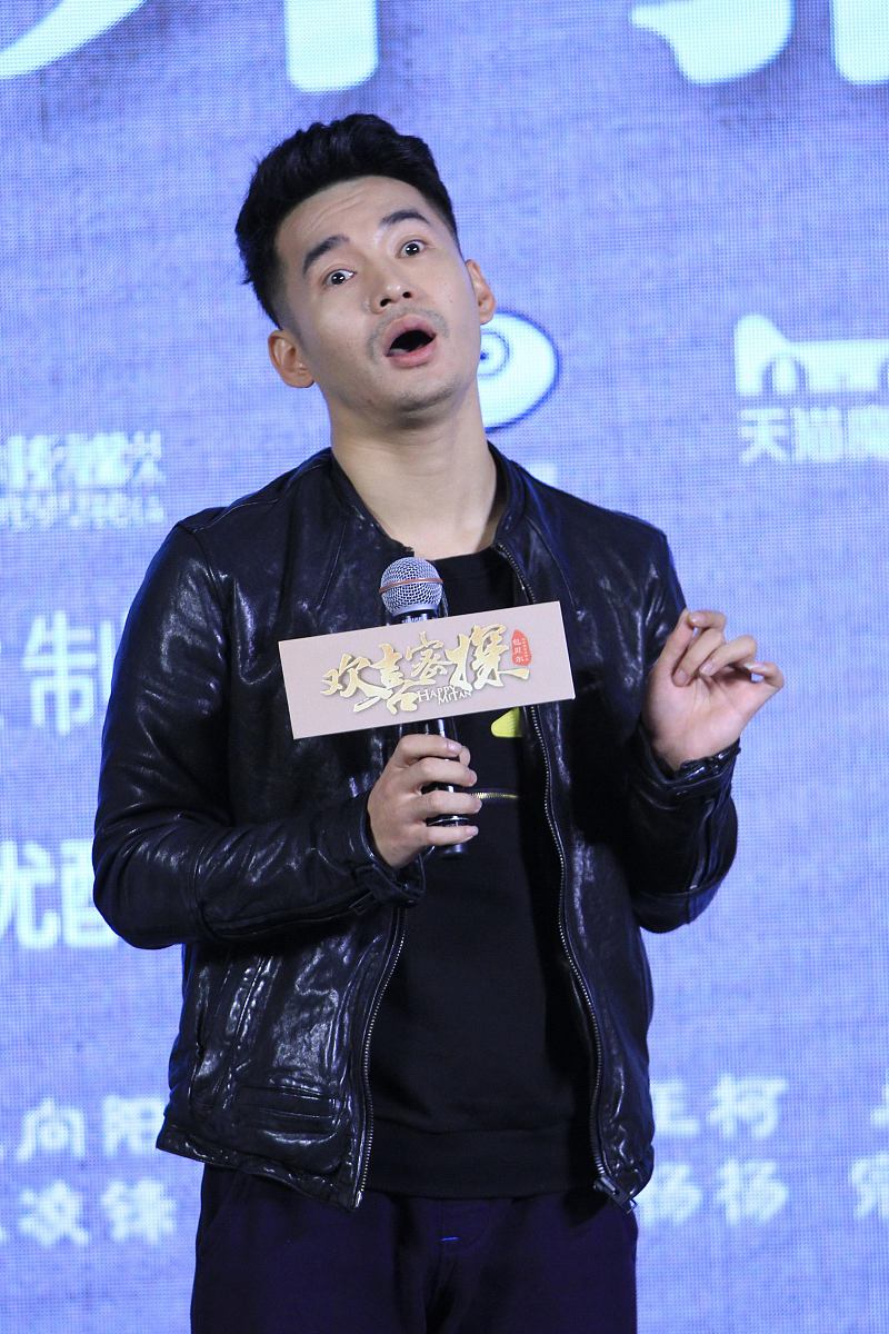 屈楚萧调侃曹磊年龄引热议：'叔叔，您年纪很小吗？'