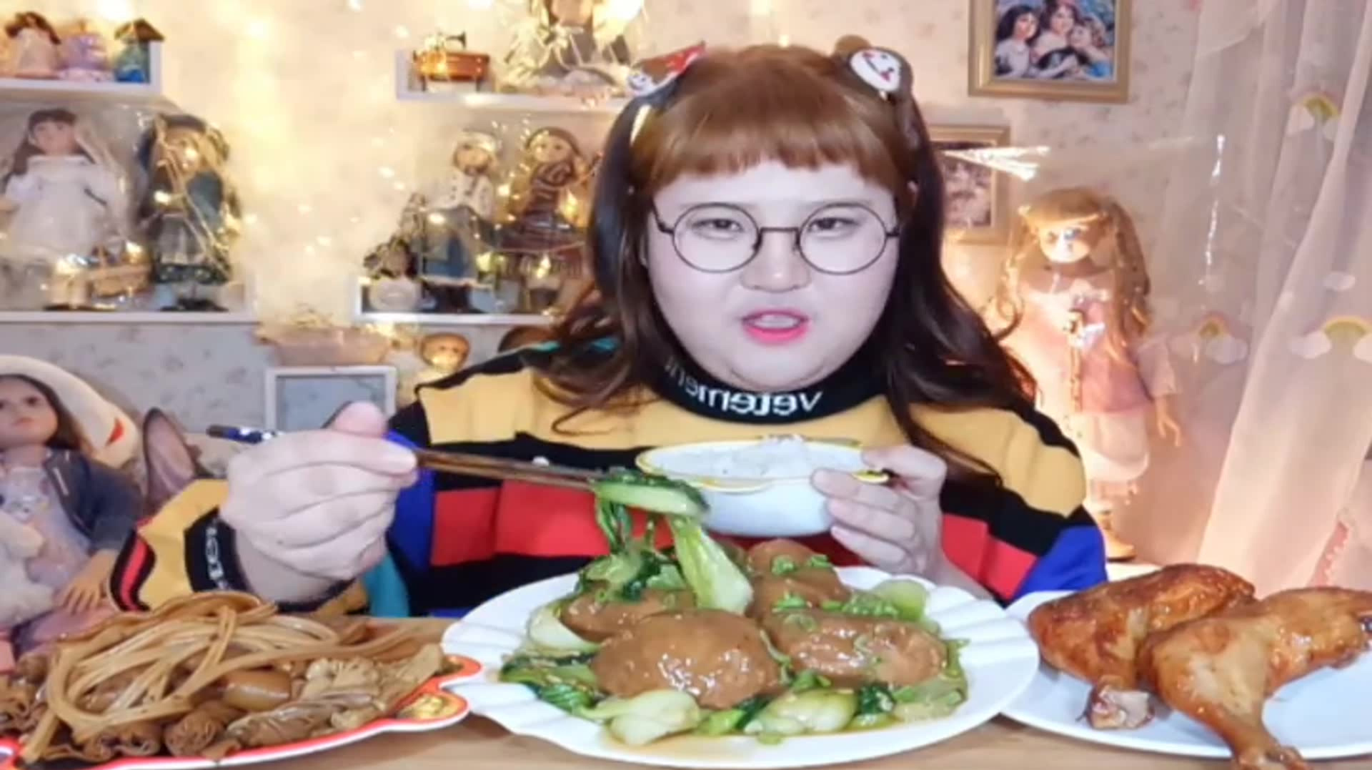 食量惊人:全都是硬菜,肉肉姐就喜欢吃肉,真是羡慕嫉妒啊……