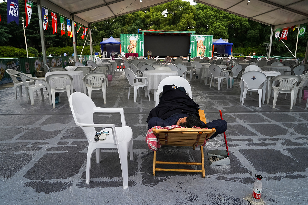 ***_***2018年6月24日,江苏省无锡市,曲终人散的世界杯狂欢后,值夜的