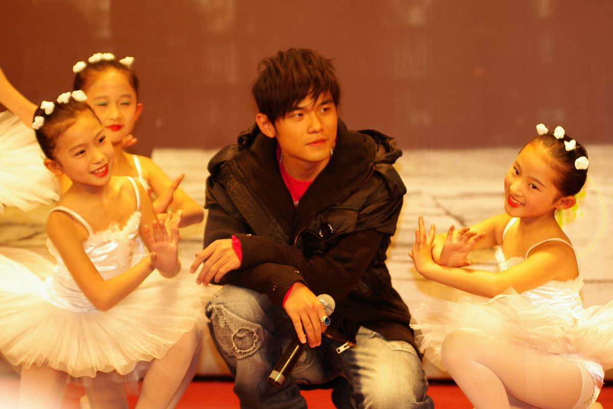 周杰伦《罗刹国》歌词：天使与刀的爱情故事