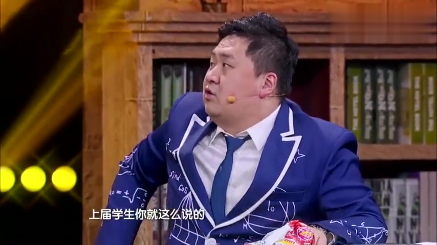 贾玲面包掉地上被踩,直接脱鞋扔向小伙,贾玲这脚也太大了吧