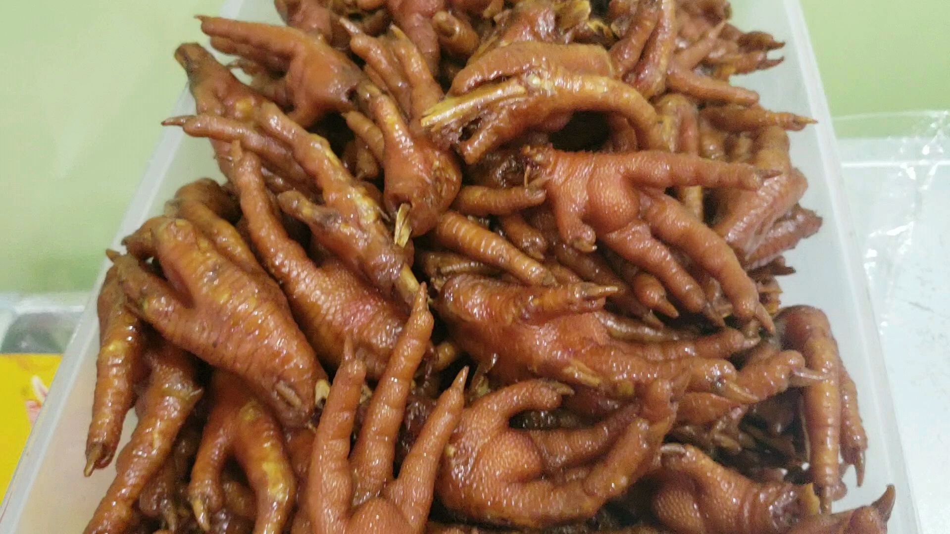 福建小吃洪濑鸡爪店注重整洁,特色香Q韧脆焦香,闽南地方卤味
