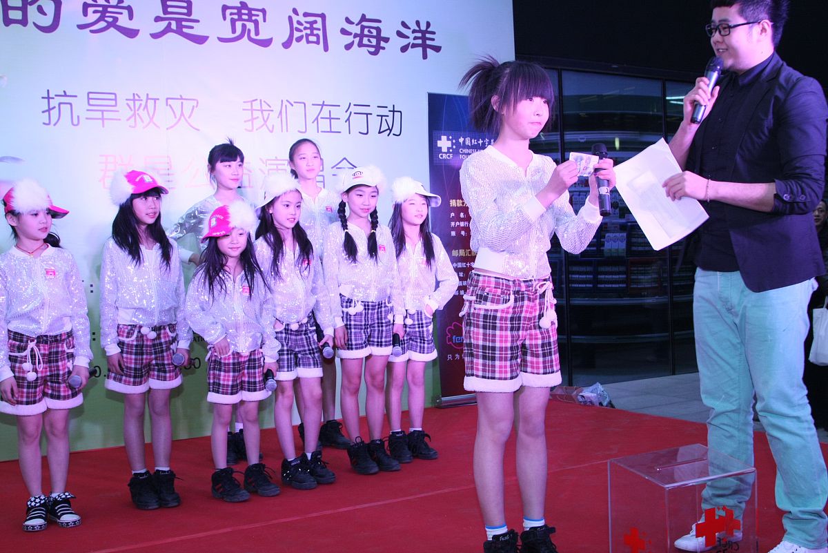 写一篇4岁小女生去参加电视台海选的自我介绍细化唱歌、画画、滑直排轮在博爱幼儿园上小班