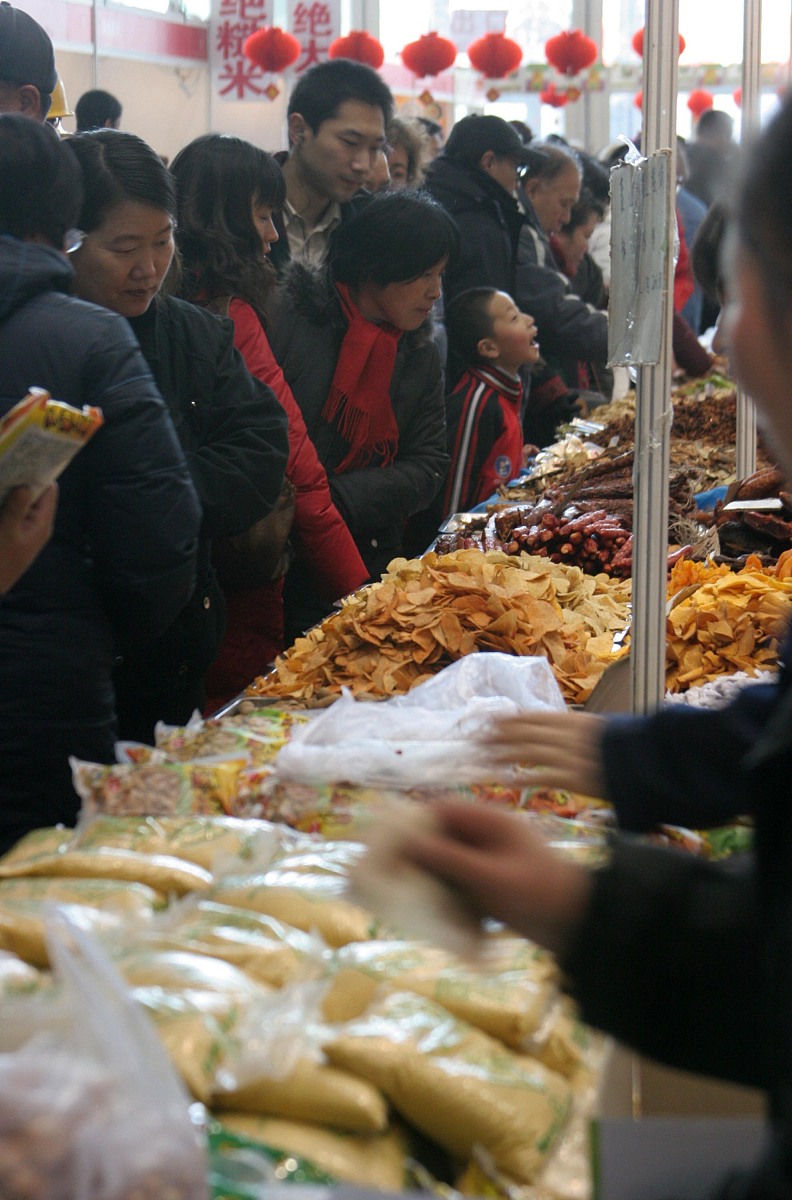 2007年2月1日,北京春节年货商品采购交易会开幕,市民欢欢喜喜地购买年