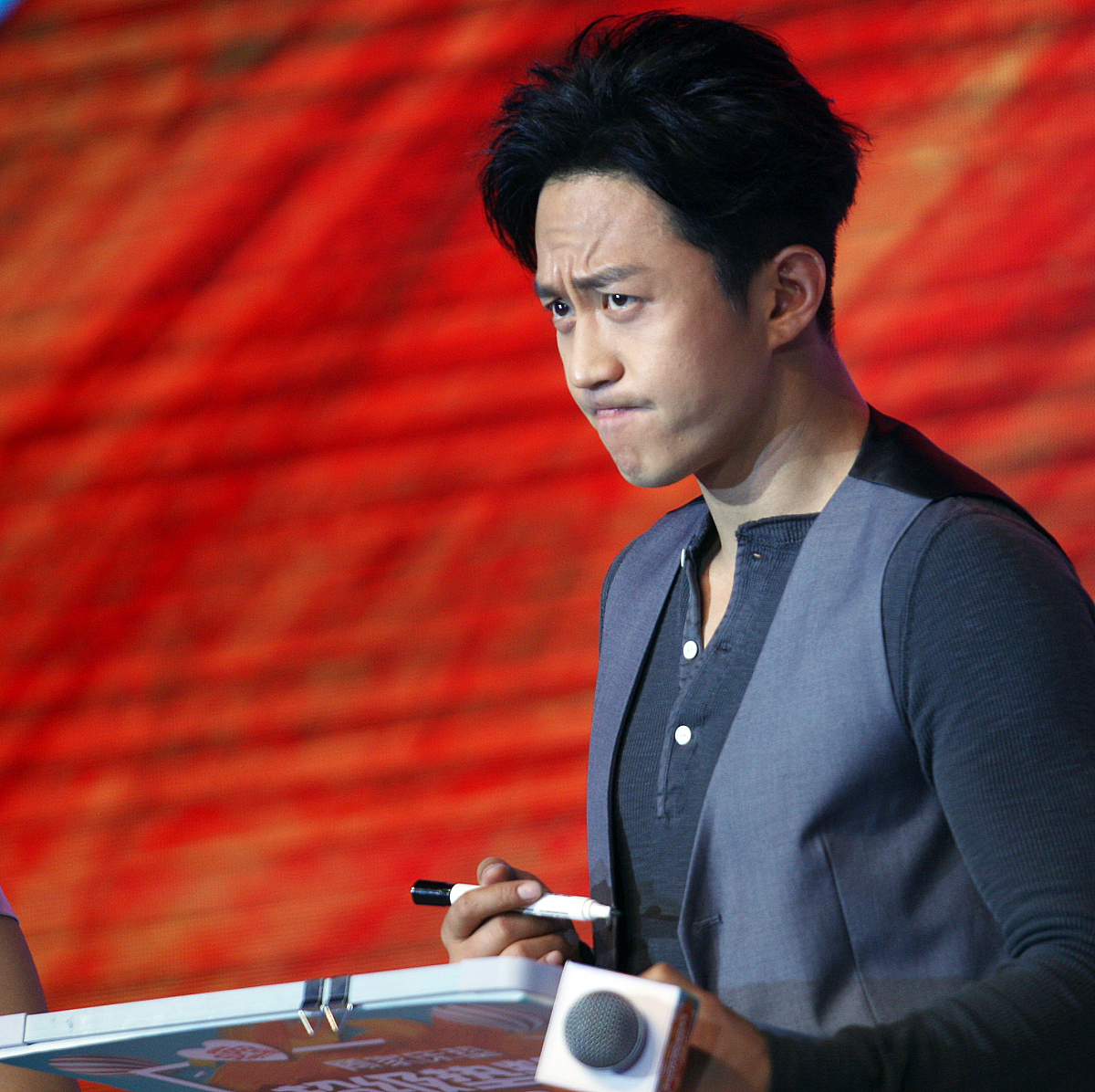 以为什么有些人总是在恋爱中失去自我为题写一篇1200字文章