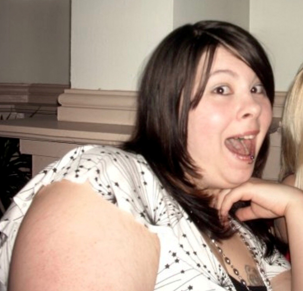 或许有时候我想我就是一个皱巴巴的自己它里面有很多凹进去的曲面里面藏着我很多小秘密我不希望有一个人来帮我抚平因为会把我的伤疤揭露给别人我不想给别人透露我弯曲内的小秘密我想把他们都留给自己我希望我是一本带密码锁的日记本是没有任何人可以打开的密码本里面写满了我自卑不敢上前的暗恋写满了我的青春不敢肆意张扬的炙热还有写满了我不敢表达的所有爱而不得。完善上面内容将其写的有文采唯美一点写一篇公众号推文关于青春的