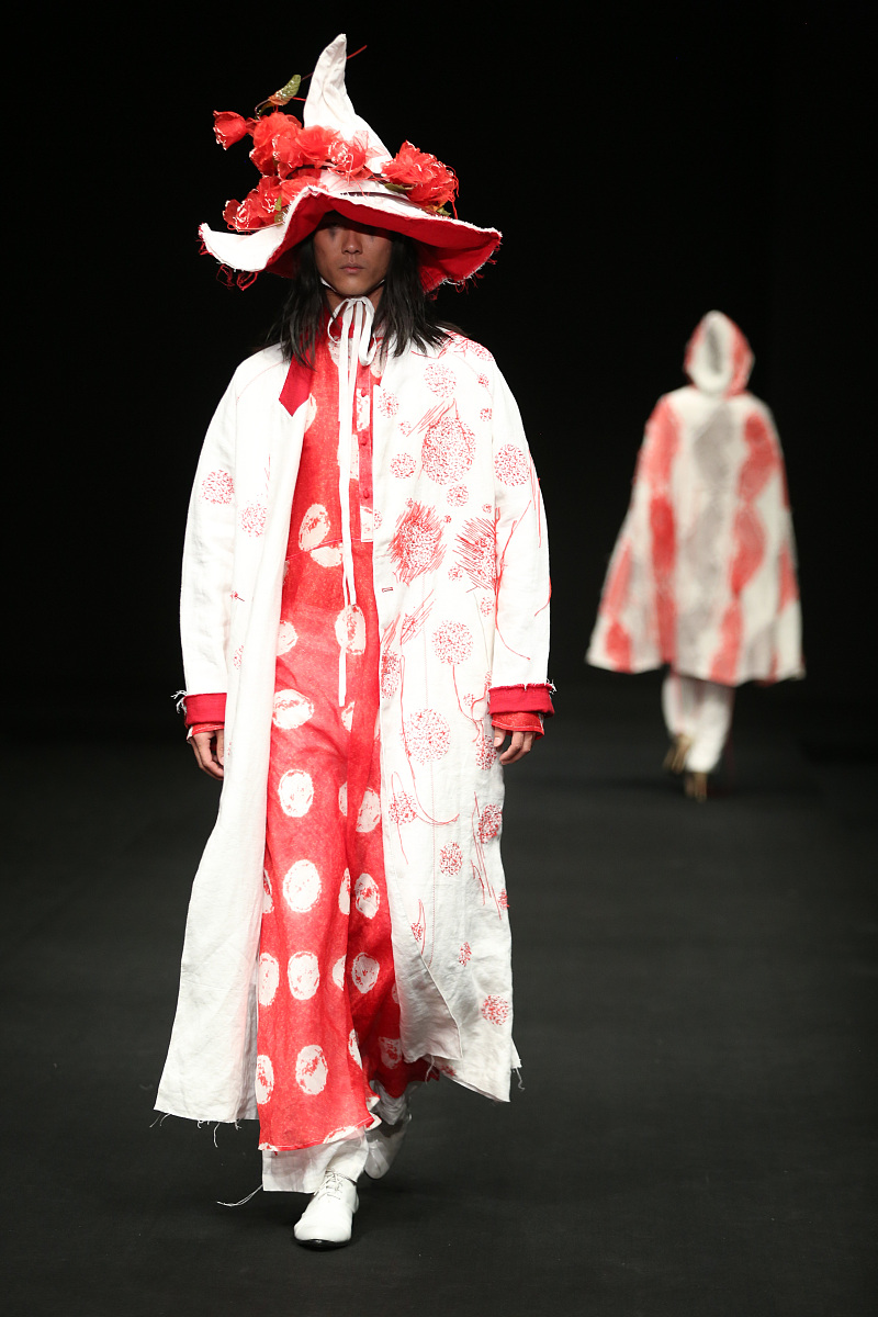 东方苍龙七宿与瑶族服饰融合的服装设计创新