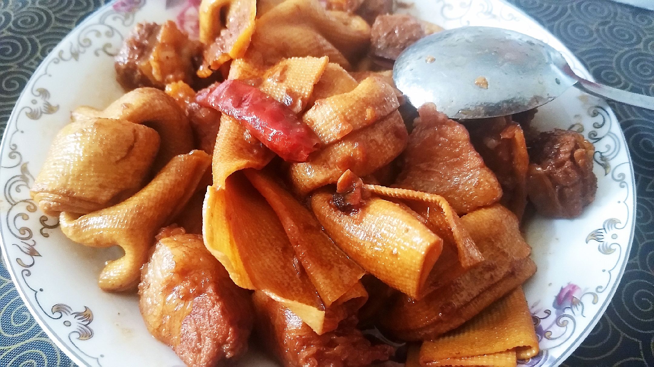 农村小伙谗老家的“千张结烧肉”,做好后,汤汁泡饭吃了两大碗