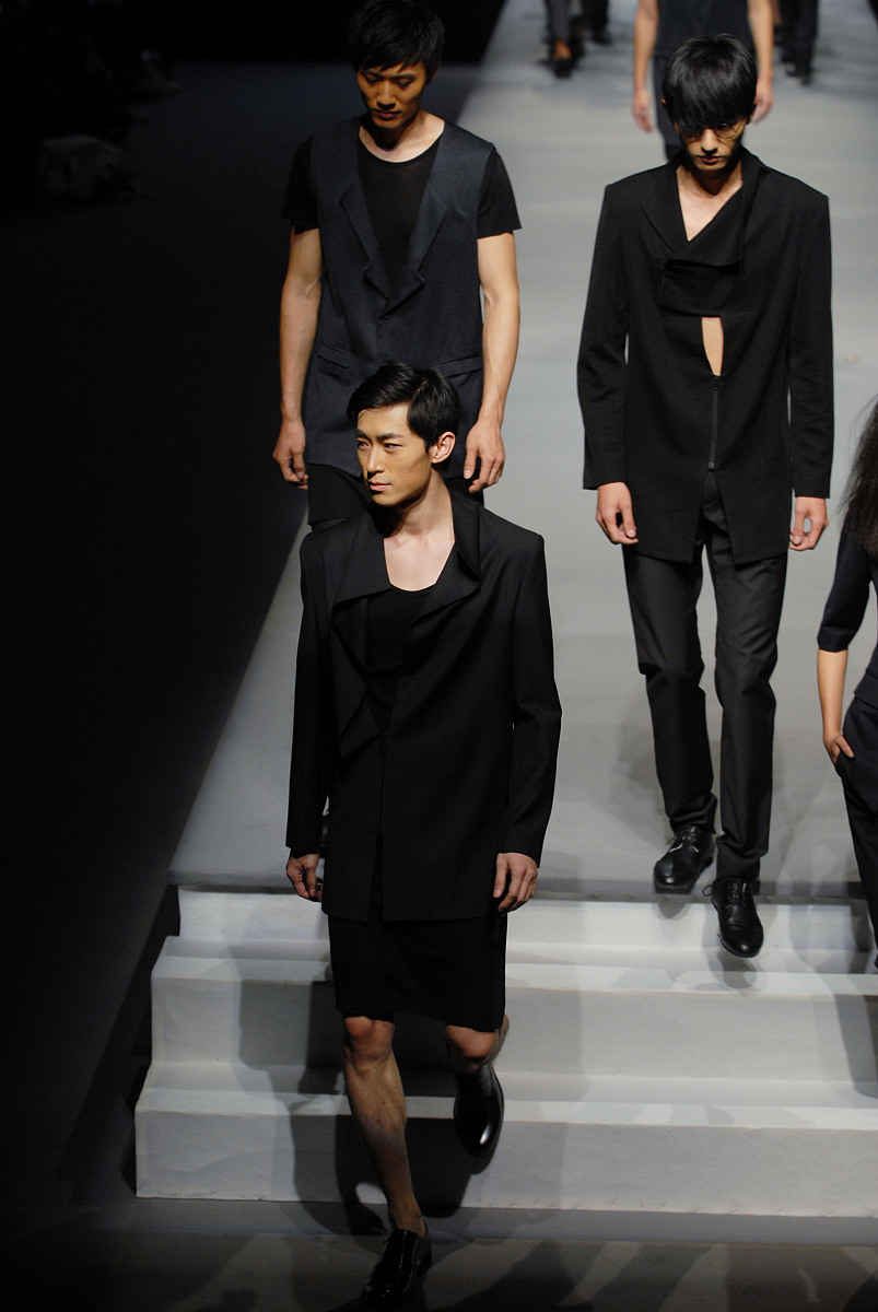 从服装质量好颜色不容易洗掉卖家服务好快递速度好这些方面写10条评论