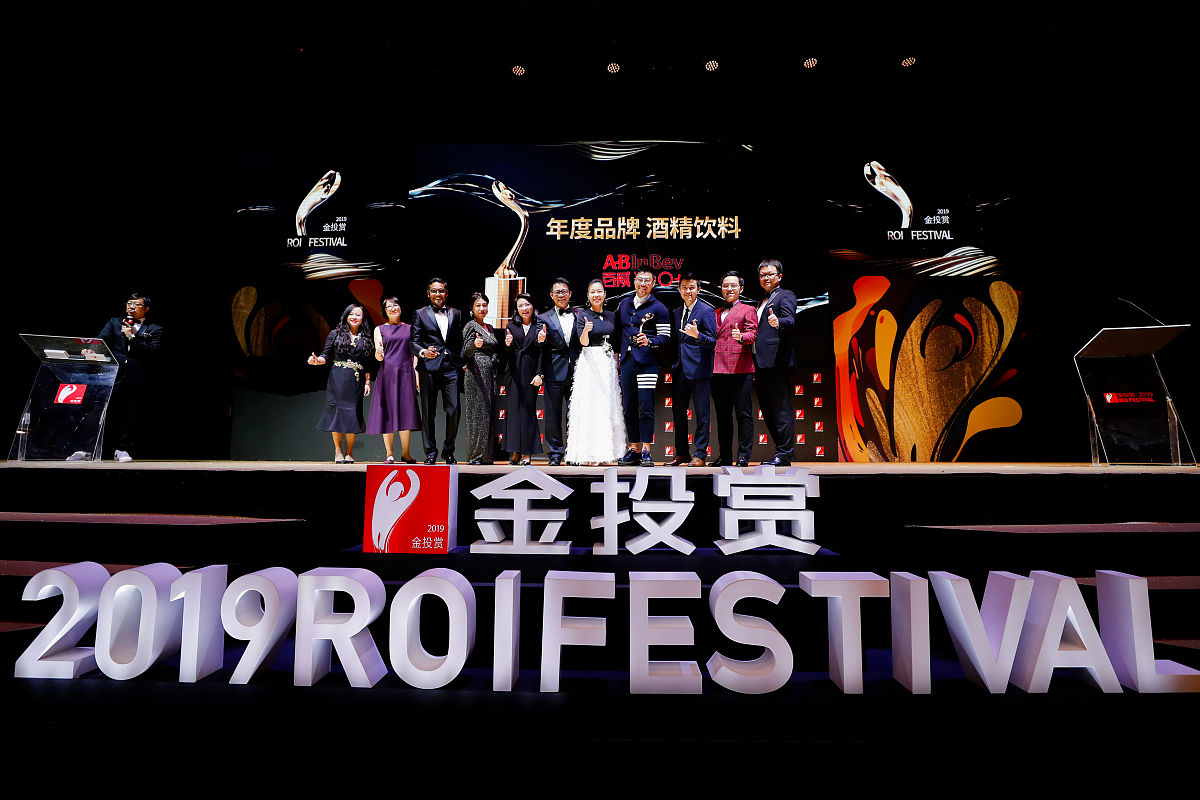 我是一家运营了10年的派对酒吧现在要举办第九届超级客户颁奖典礼在典礼开始前需要一个开场视频视频是以震撼的文字画面为主的你可以给我编写30组相关的文案吗文案内容每一个简介到十个字以内