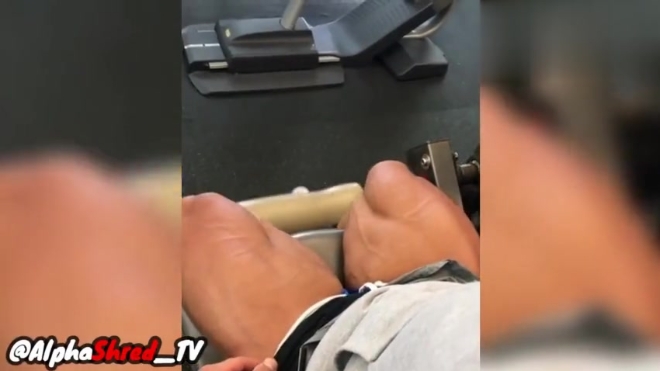“健体之王”杰瑞米周末跑去练腿!这肌肉健身房里应该没第二个了