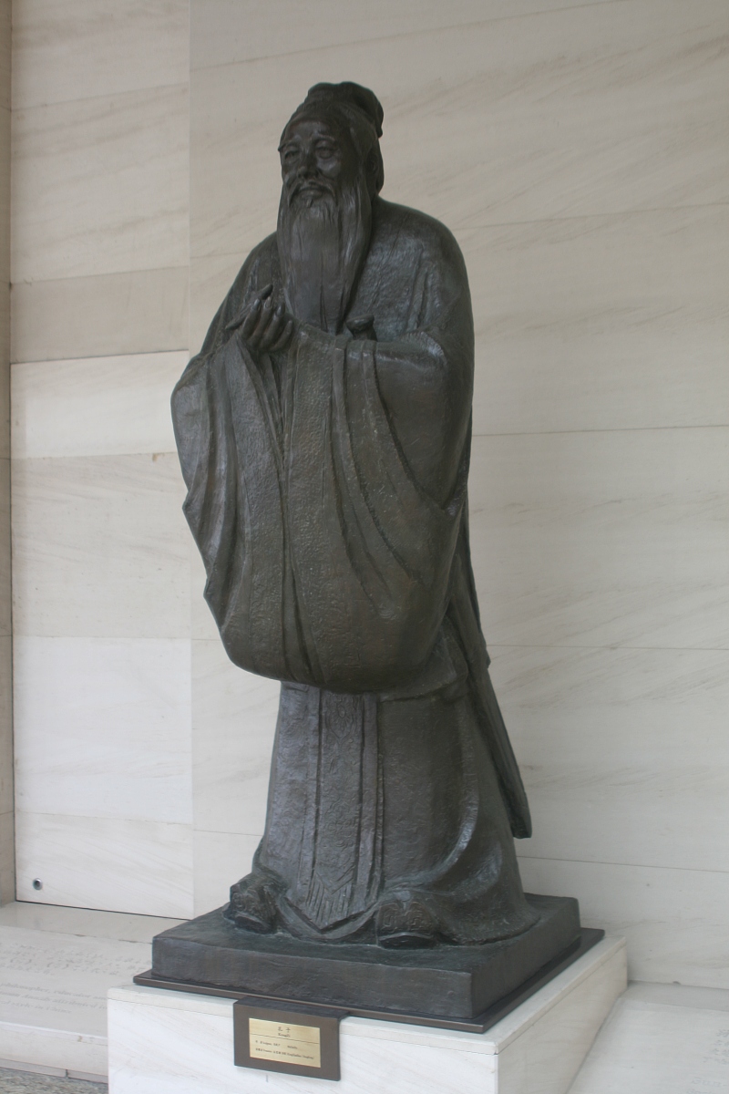 中国最早的慈幼观念：在我国儒家经典之一 中就提出了 不独子其子和幼有所长的美好愿望即在政治经济的天下为公状态下的教育公有观念。1A《礼记儒行》 B《礼记内则》 C《礼记礼运》 D《礼记大学》