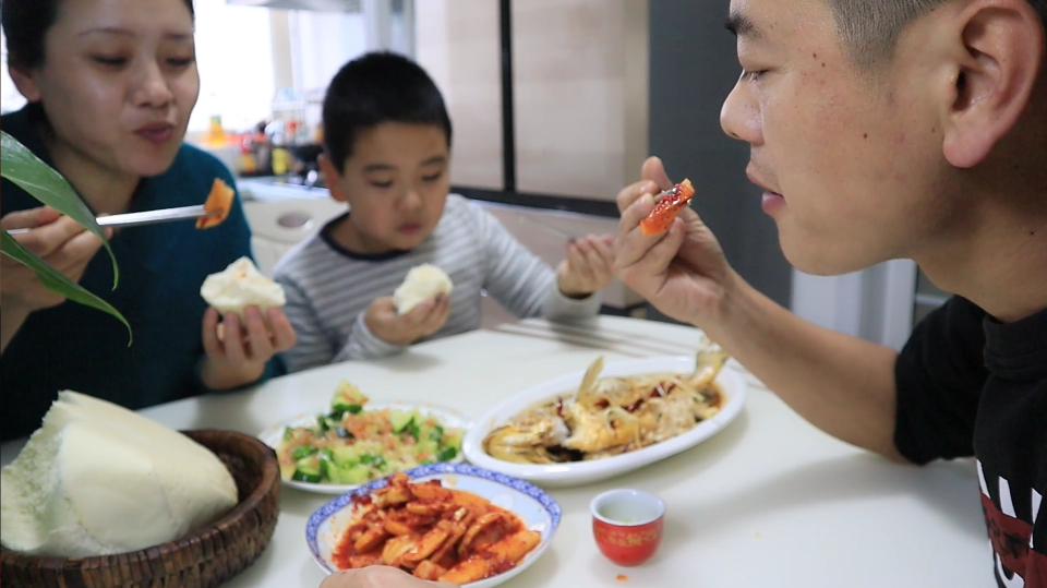 一条清蒸鱼一盘海米拌黄瓜,小闹吃大馒头喝白酒,小日子过得舒服