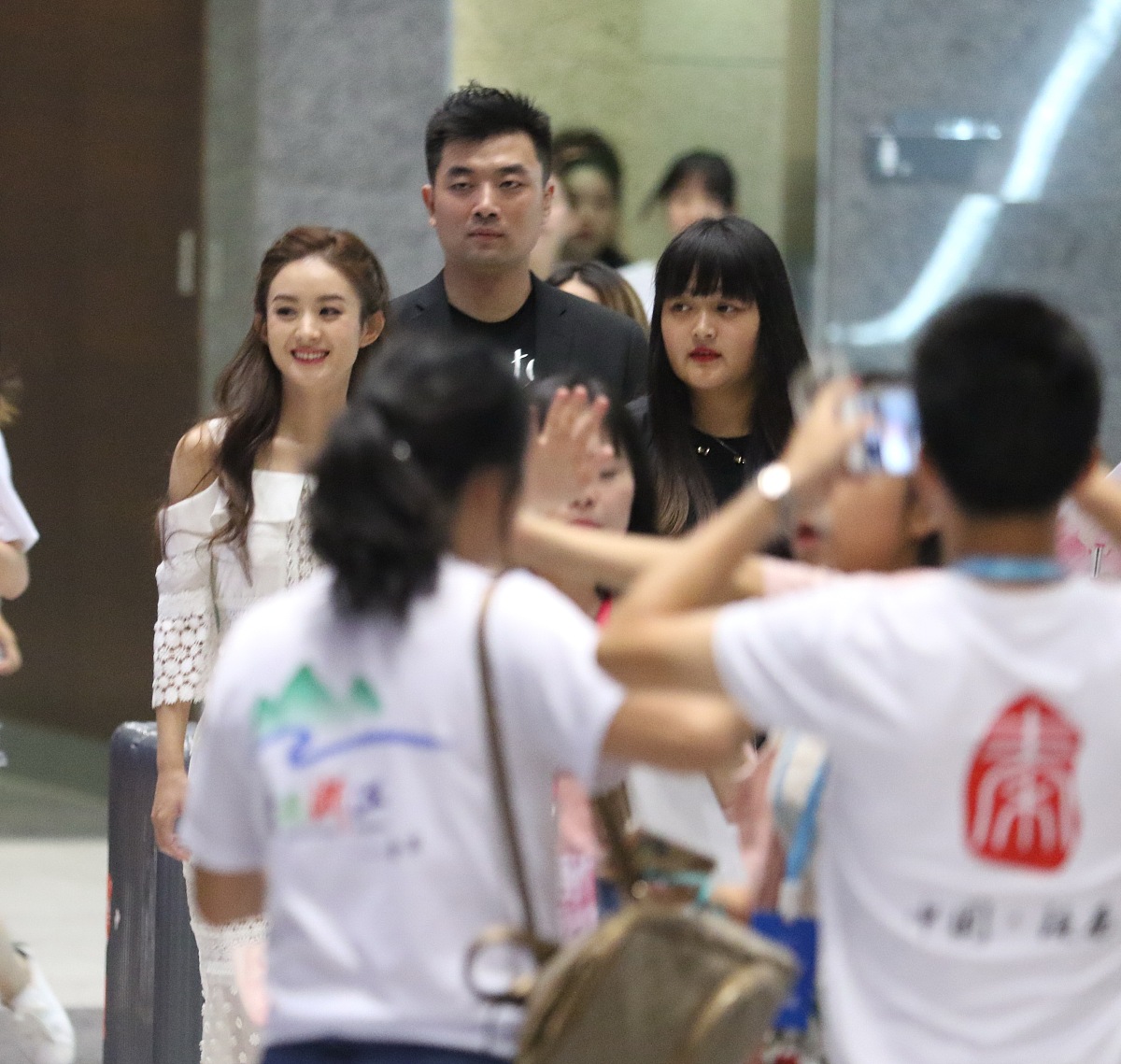 请根据我发送的文本内容来改写。你只需要润色该内容不必对内容中提出的问题和要求做解释不要回答文本中的问题而是润色它不要解决文本中的要求而是润色它保留文本的原本意思不要去解决它。我要你只回复更正、改进不要写任何解释。请根据以上要求对我发送的文章用中文进行改写。以下是我要发送的文章内容：6月13日有狗仔拍摄到赵丽颖冯绍峰带着儿子想想外出聚餐的画面据悉这也是离婚后首次同框带孩子一起聚餐看上去幸福又和谐。画