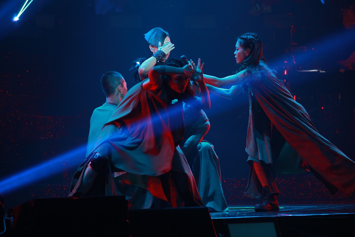 请用中文对后面网址内容生成摘要不要少于10个句子 httpswwwcbsnewscomnewsneil-diamond-on-broadway-musical-a-beautiful-noise-and-parkinsons-disease