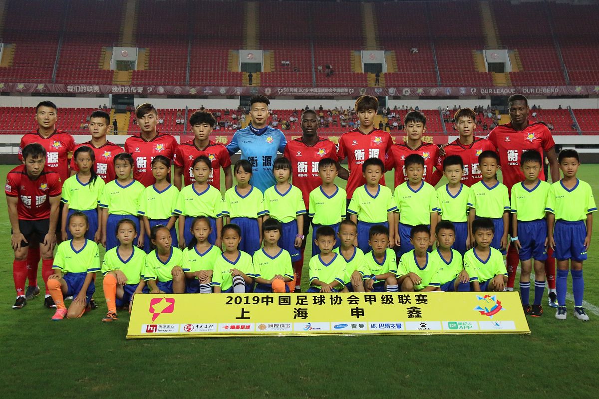 结合以下内容对其改编为征集陕西长安联合足球俱乐部的队歌写一篇公众号推送海牛海牛你迈开大步向前走。海牛海牛胜利在向你招手。我们是一群大海的儿女在我们心中有着一个美丽的梦…… 十几年前这首歌时常会响彻在当时的第一体育场。那慷慨激昂的歌声中是否也曾有过你的声音？如今再听到这熟悉的旋律你是否还会心潮澎湃甚至热泪盈眶？ 在甲A时代老海牛的队歌伴着岛城球迷度过了一段难忘的时光。而现在呢天泰体育场原本就不多