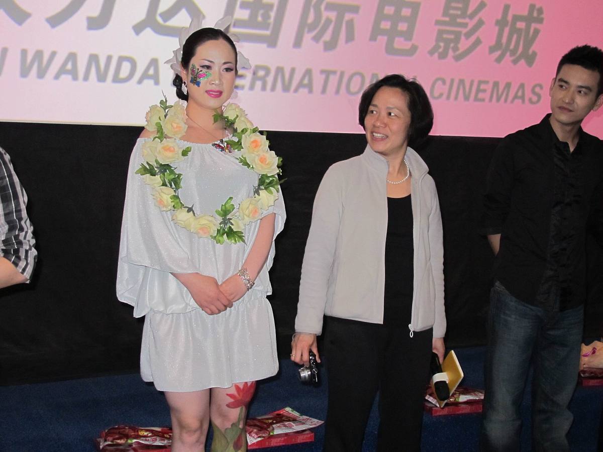 2010年4月25日,武汉,喜剧电影《a面b面》剧组见面会.芙蓉姐姐被影迷感