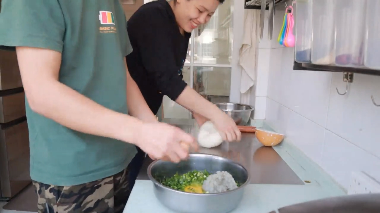 这种野菜打3个鸡蛋,加10个虾仁一把韭菜包饺子,两大盘子不够吃