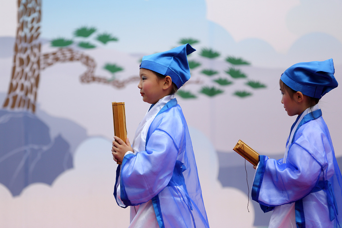 ***_***2016年10月20日,孩子们正在诵读"文明用餐三字经".