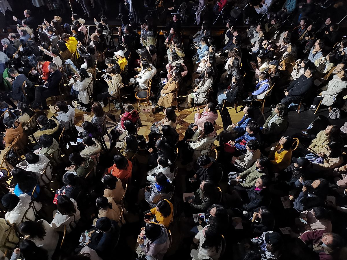 描述二十世纪中国女性文学的发展进程。2000字