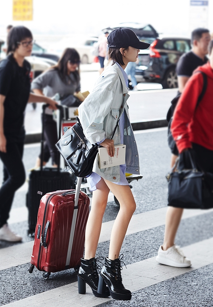 以下内容翻译成日文：四外出参加会议并统一安排食宿以会议通知为依据会议期间不计发差旅补助费差旅途中按标准计发差旅补助费会议通知中注明统一安排食宿费用自理的按标准计发会议期间的差旅补助；会议期间与差旅行程重合时按差旅途中计发差旅补助费。五按公司培训管理流程经批准外出参加培训的员工并统一安排食宿以培训通知为依据培训期间不计发差旅补助费差旅途中按标准计发差旅补助费培训通知中注明统一安排食宿费用自理的按标准