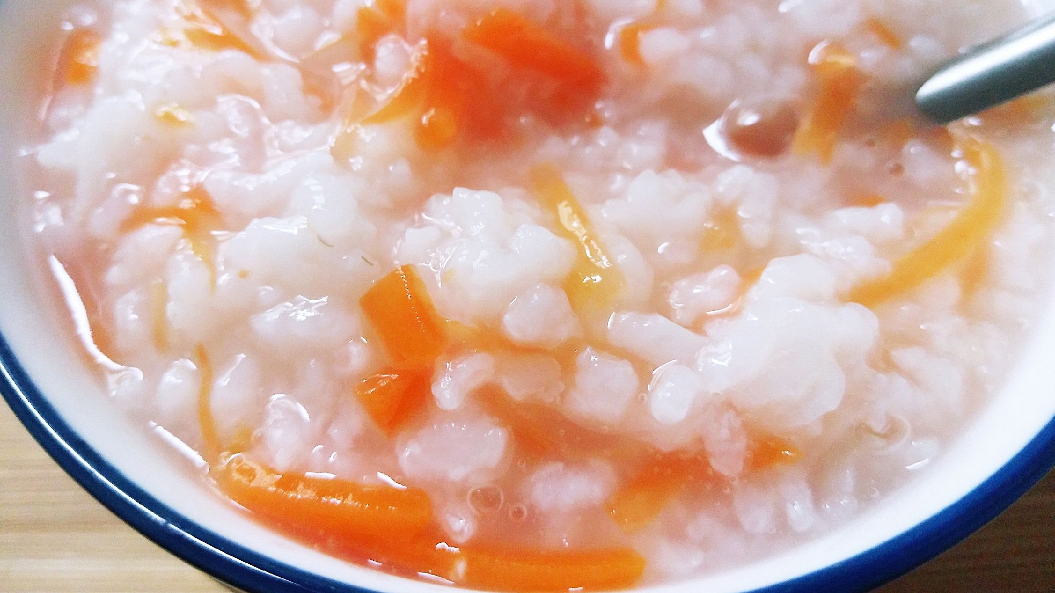 胡萝卜还在用油炒?不放油也能做出来营养、美味的“胡萝卜粥”。