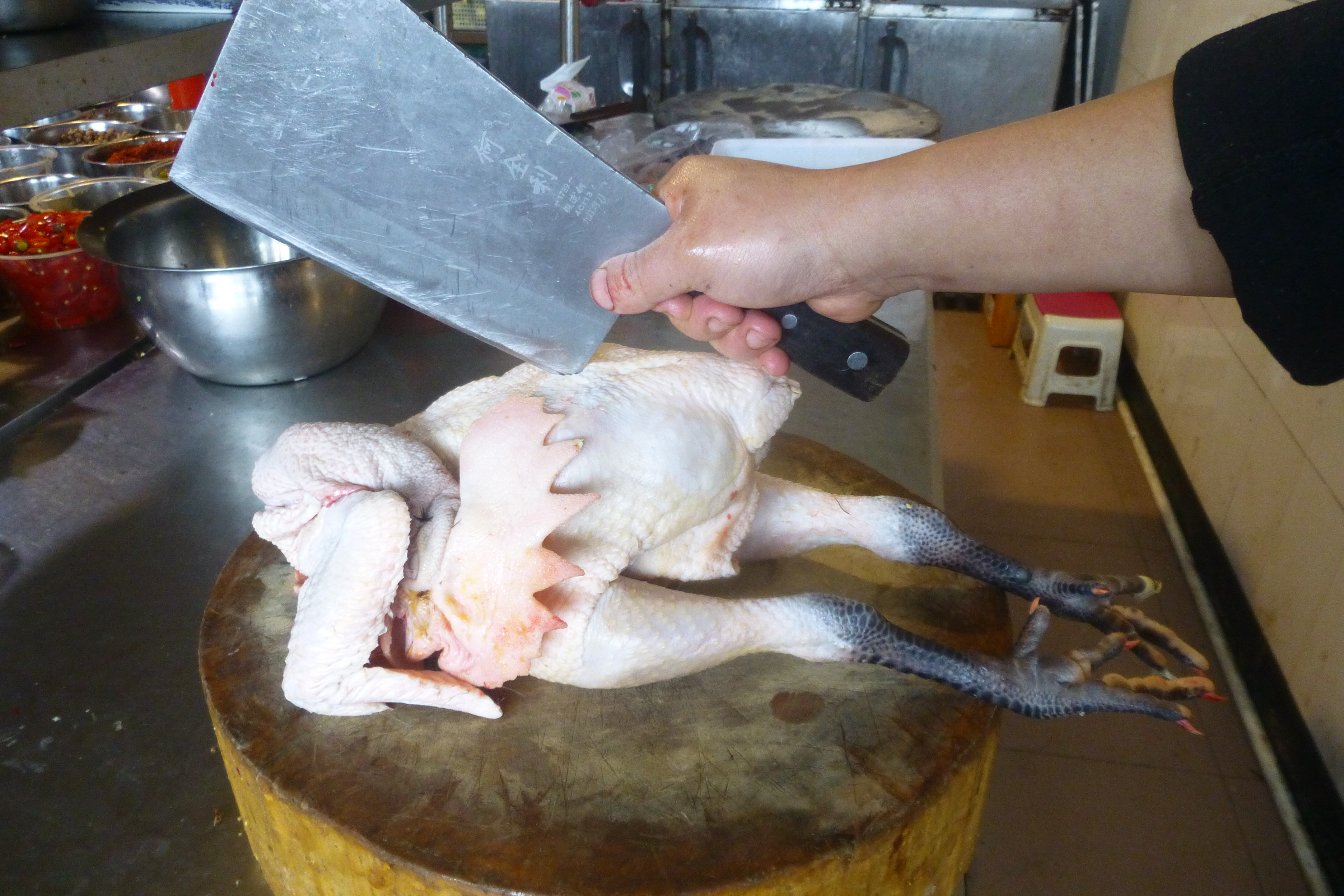 大厨教你如何宰鸡块,步骤有讲究,按这个顺序很轻松