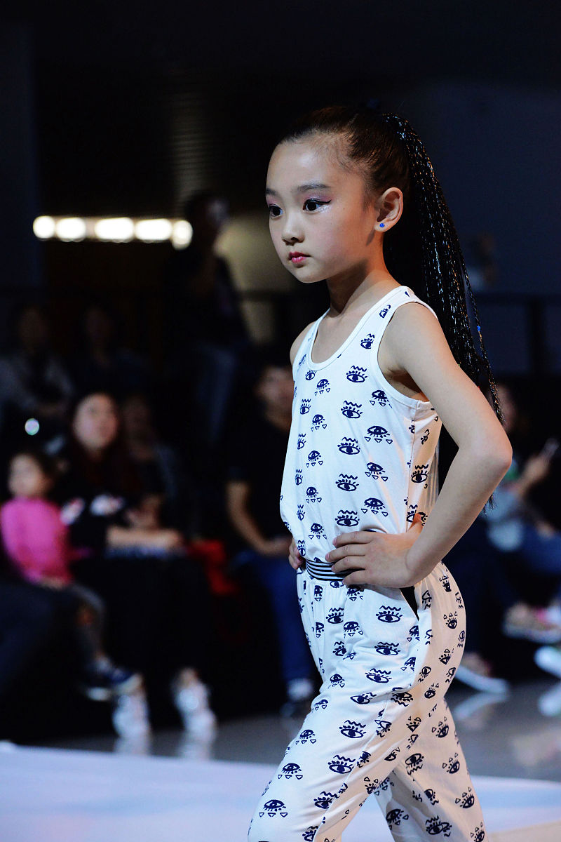 帮我写5条30字以内的少儿模特培训文案