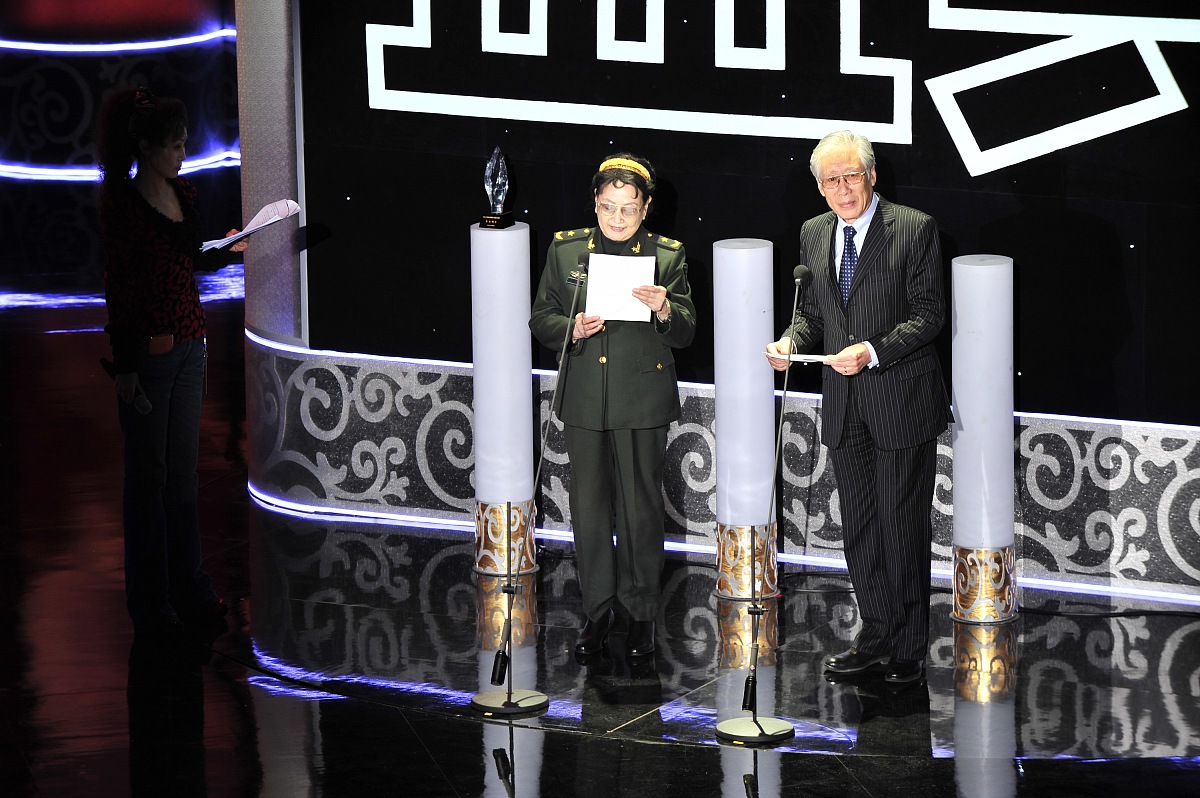 2013年3月29日,北京,2012中国电视剧年度明星盛典.***_***老艺术家谭