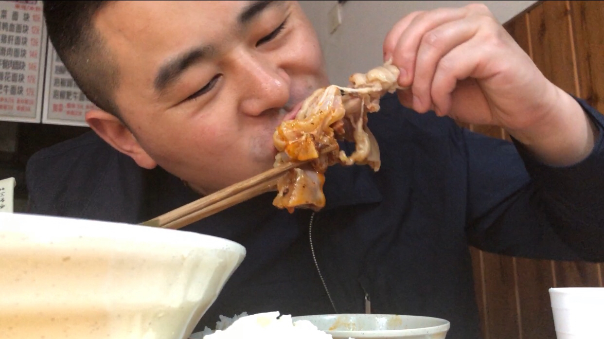 重庆街头小吃蹄花饭,1碗蹄花2碗米饭,泡菜米饭免费吃,吃爽了